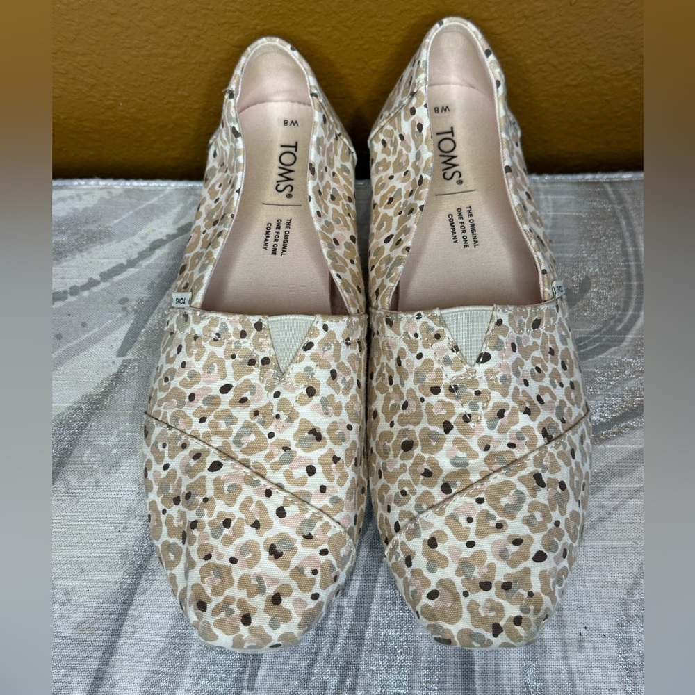 TOMS Women's Cream and Tan Leopard Print Flats